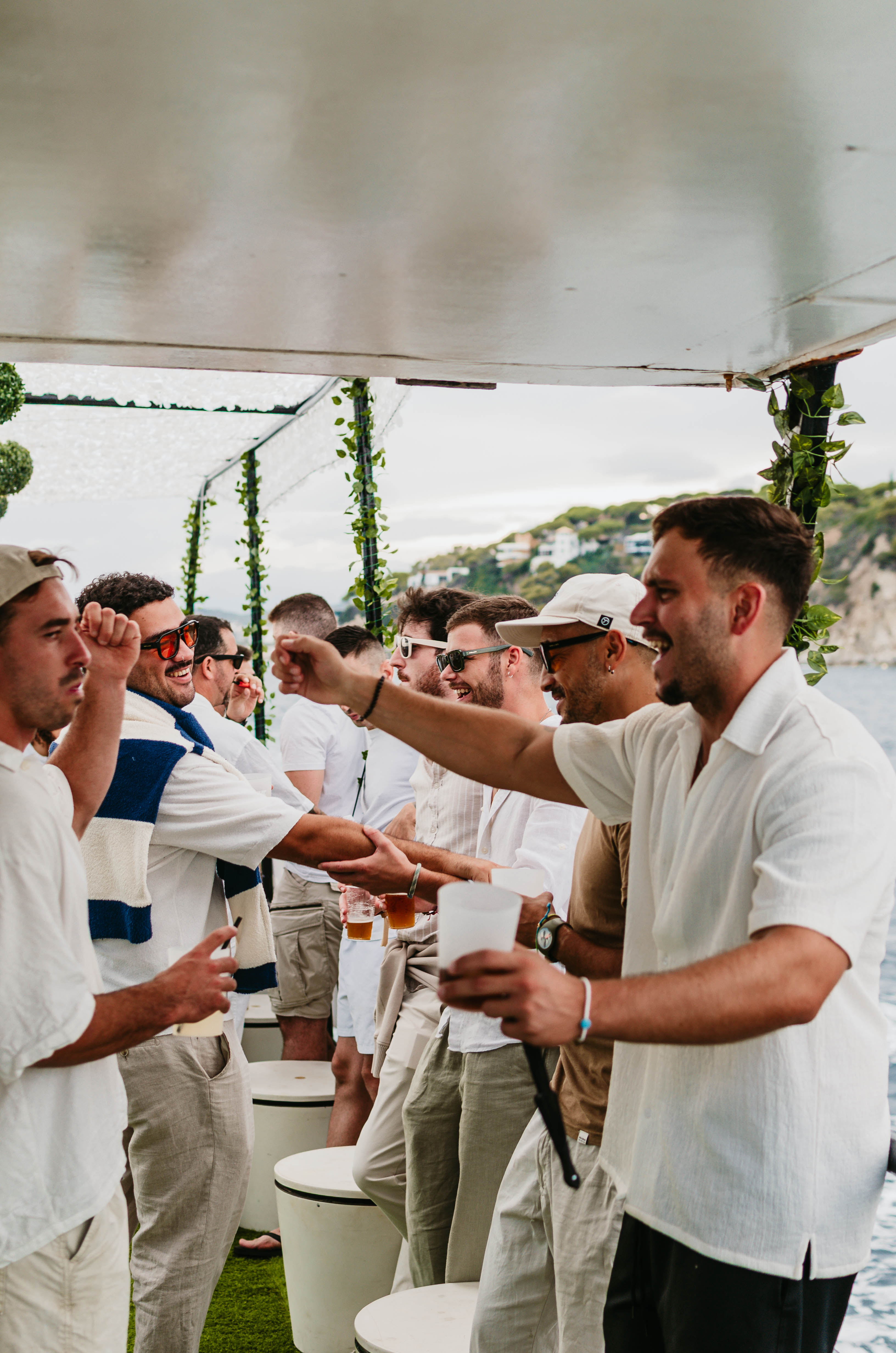 Amigos en cubierta con bebidas · Atlantis Costa Brava