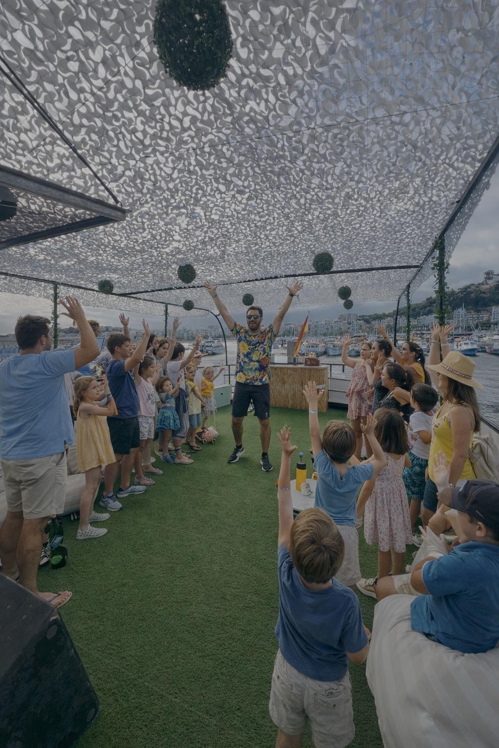 Animación familiar con niños a bordo del Atlantis · Blanes