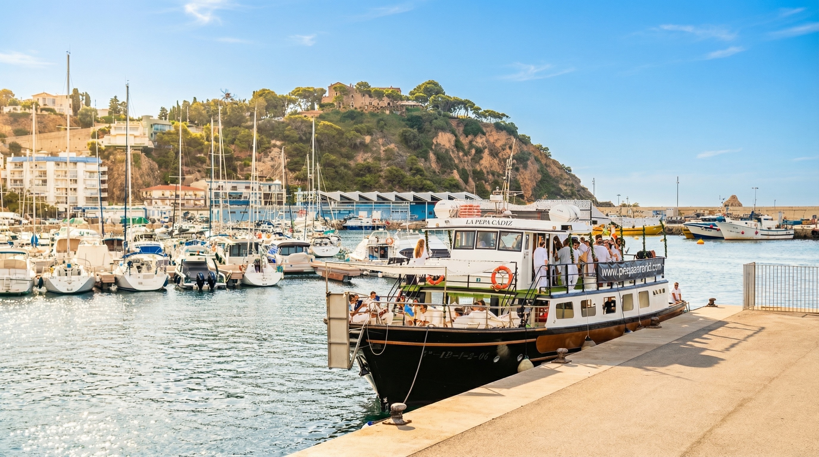 Barco Atlantis en el puerto de Blanes, Costa Brava