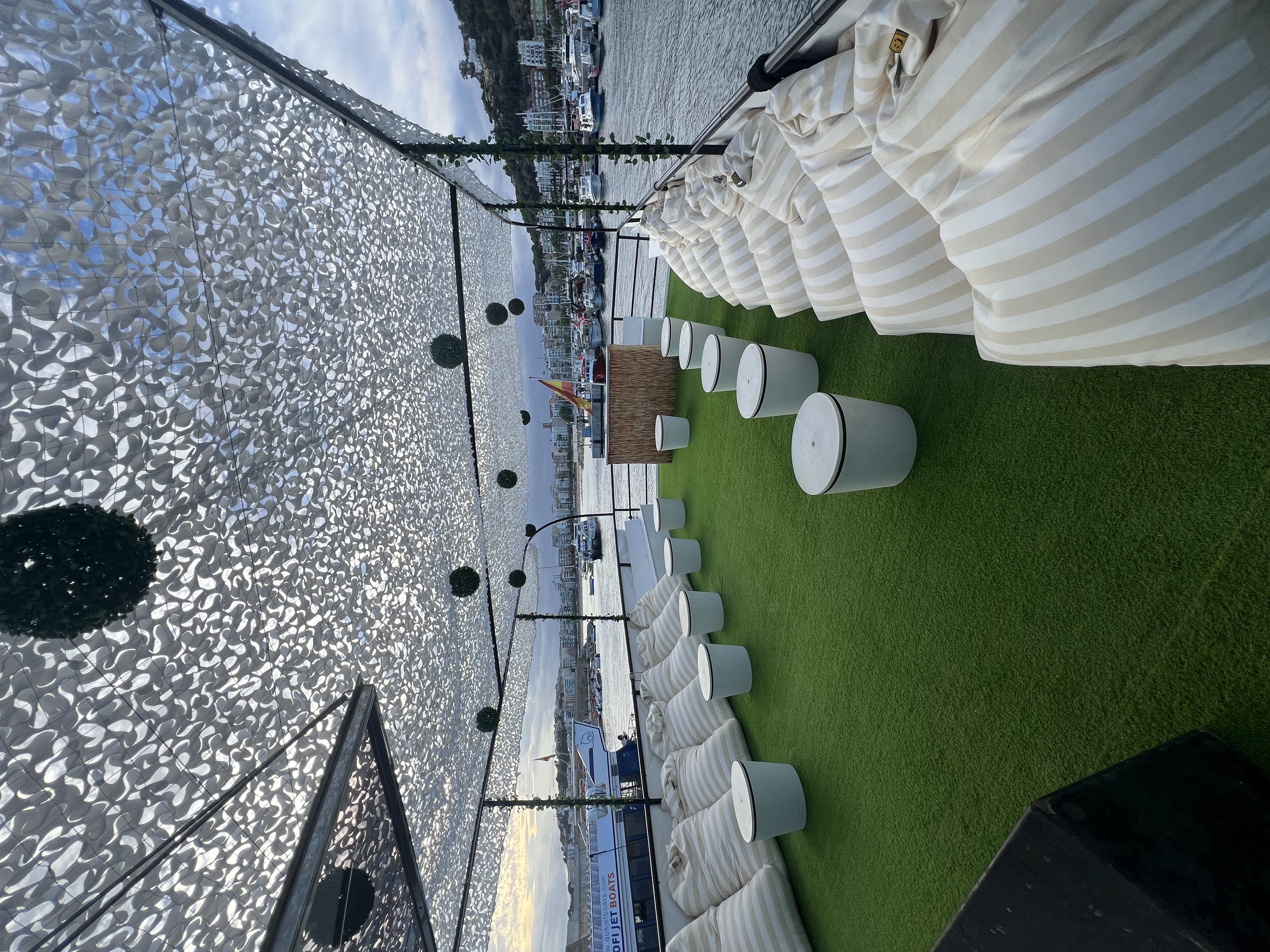 Cubierta del Atlantis con césped y mesas · Costa Brava