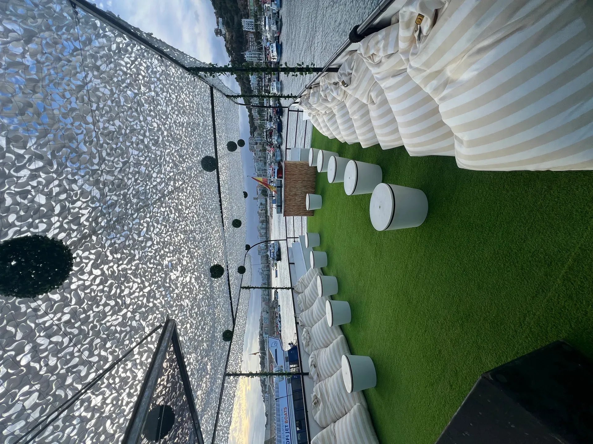 Familia disfrutando en la cubierta del barco Atlantis en la Costa Brava