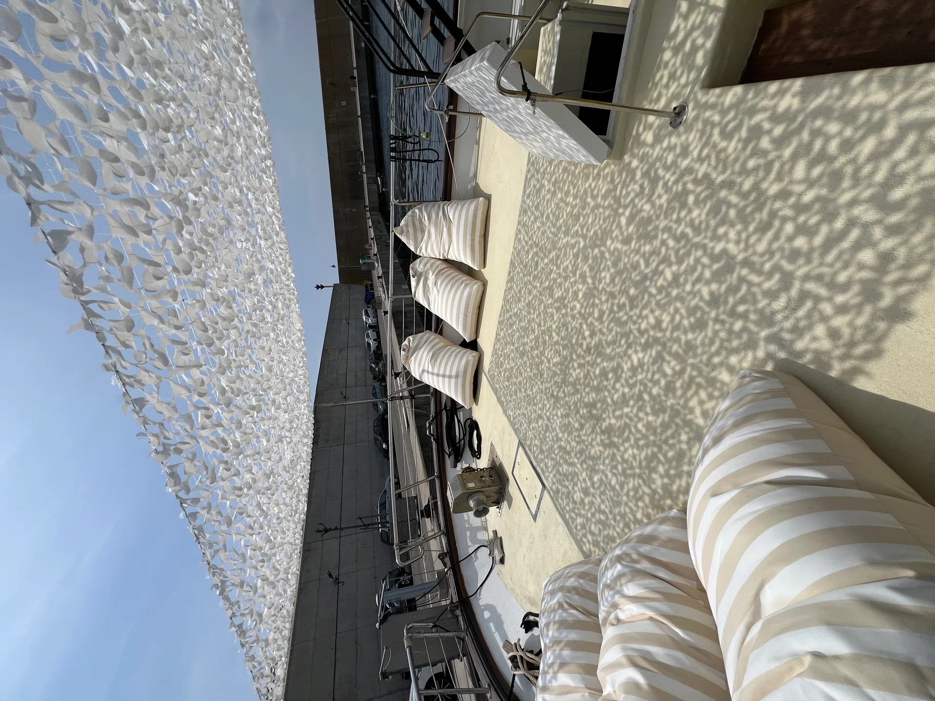 Cubierta del barco Atlantis preparada para evento corporativo