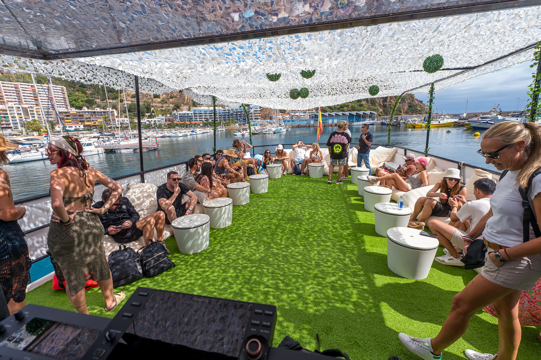 Pasajeros disfrutando en la cubierta del Atlantis · Costa Brava