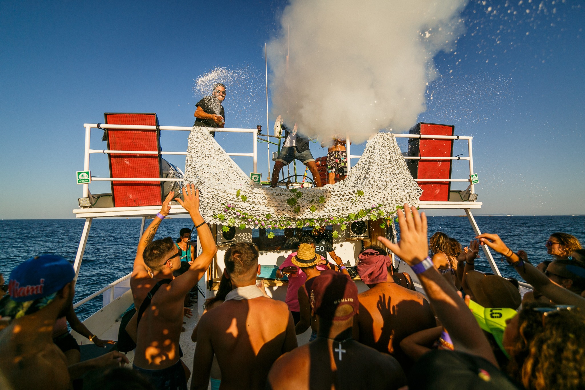 Cañón de CO2 y DJ en cubierta · Fiesta en barco Blanes
