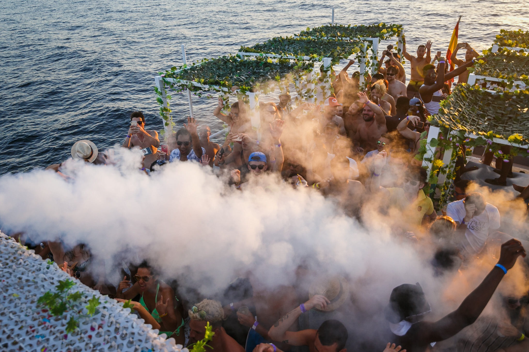 Cañón de humo al atardecer · Fiesta en barco Blanes
