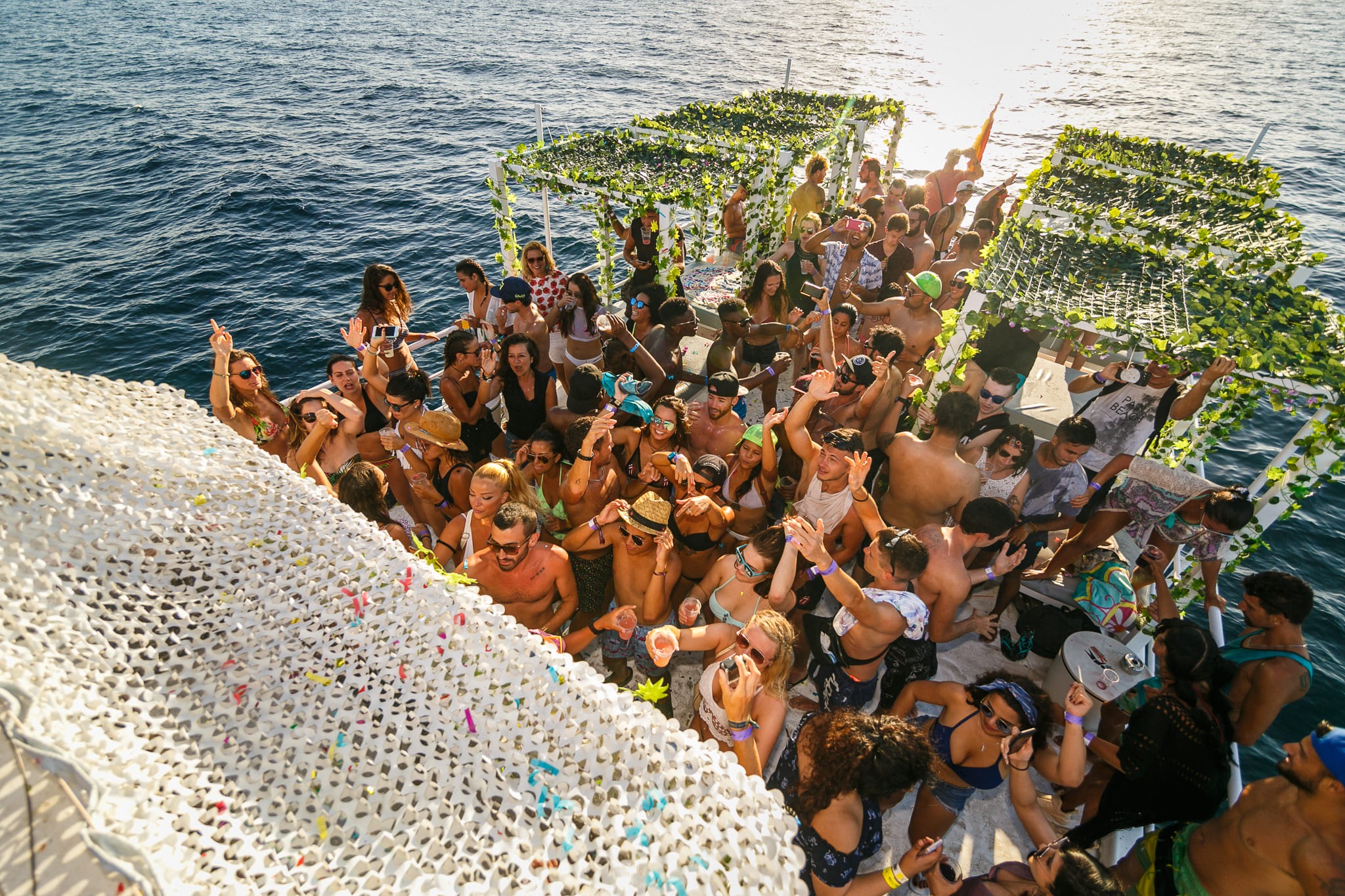 Fiesta al atardecer con confeti · Barco Blanes