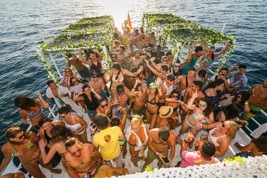 Vista panorámica cubierta · Fiesta barco Blanes